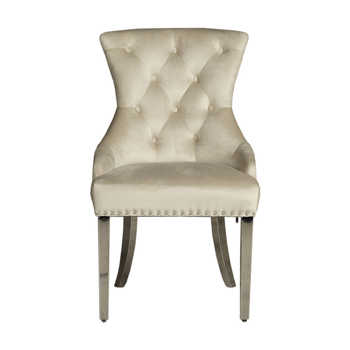 Megan spisestol i beige velour med knappetrukket rygg, nagletrim og forkrommede ben, sett forfra