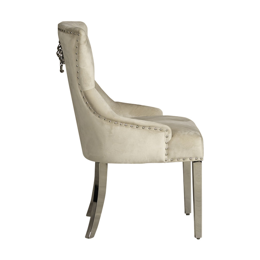 Megan spisestol i beige velour med knappetrukket rygg og forkrommede ben, sett fra siden