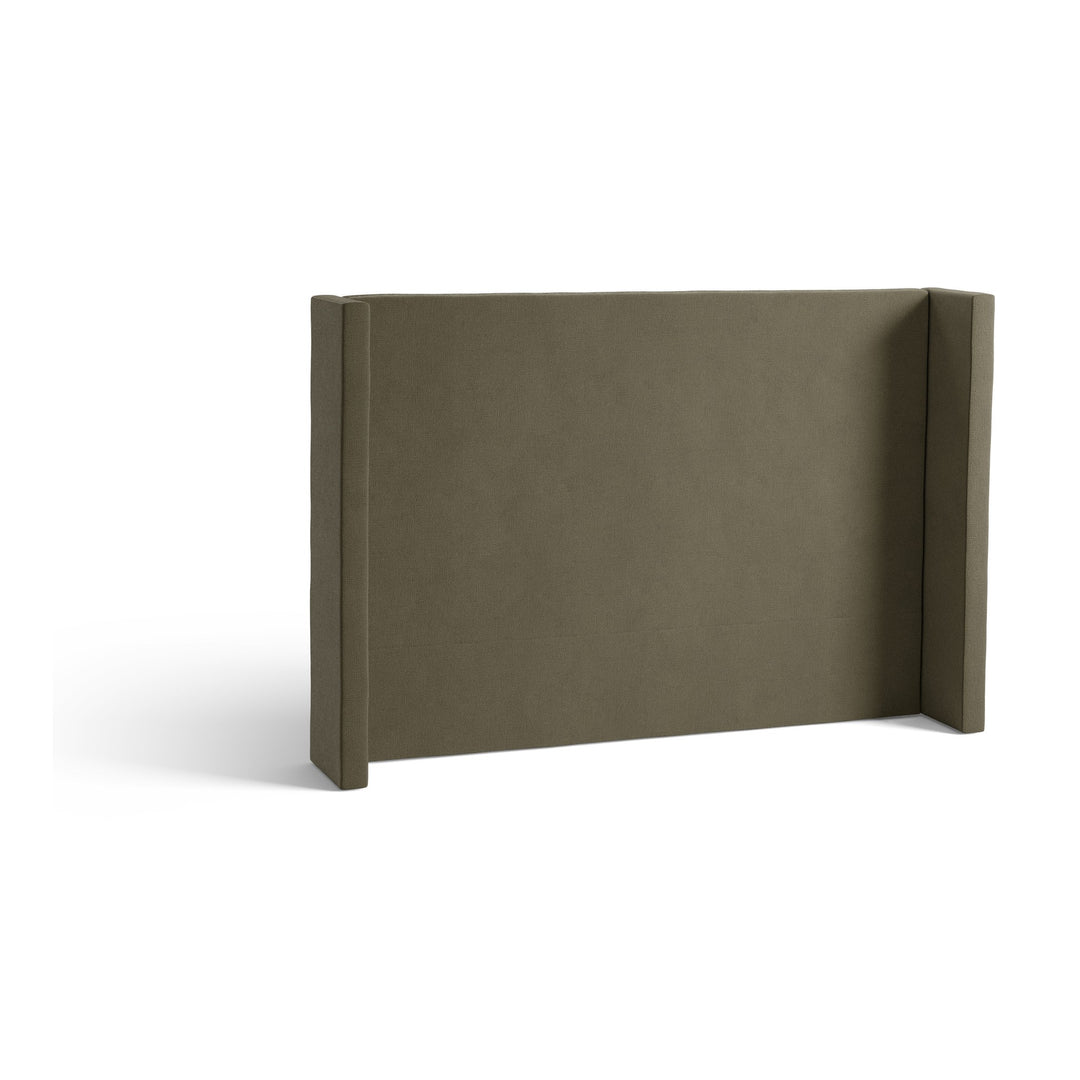 Svane Monaco sengegavl i olivengrønn med glatt panel og polstrede sidekanter, på hvit bakgrunn