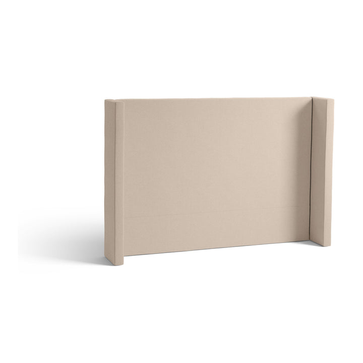 Svane Monaco sengegavl i beige med glatt panel og polstrede sidekanter, på hvit bakgrunn