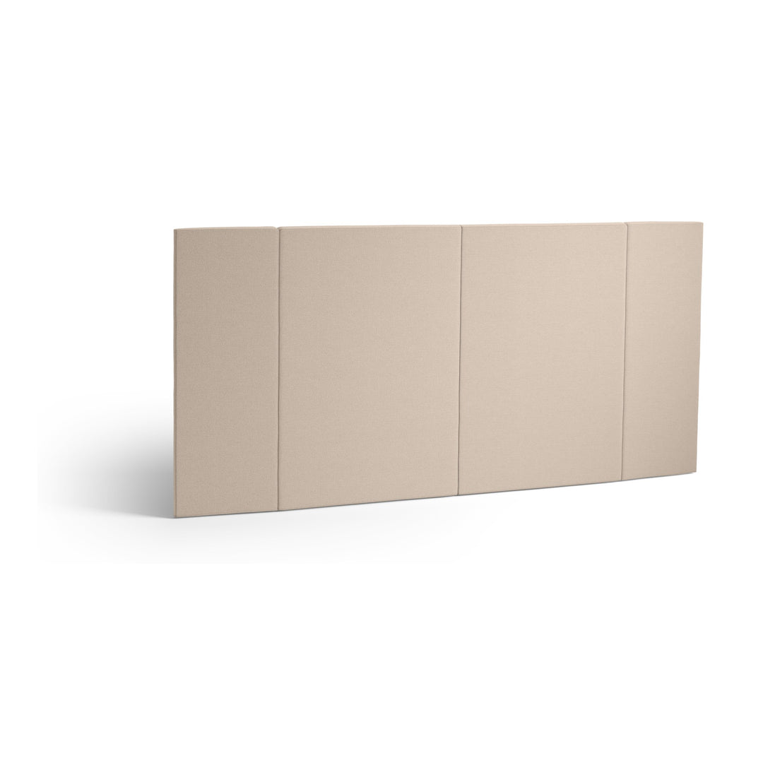 Svane Luxembourg sengegavl i beige stoff, delt i fire polstrede panel, mot hvit bakgrunn