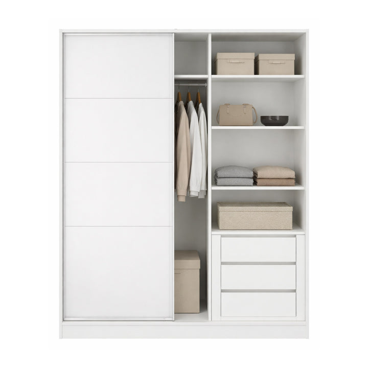 Shape skyvedørsskap i hvitt med åpen dør som viser klær, kurver og skuffer, mot lys bakgrunn.
