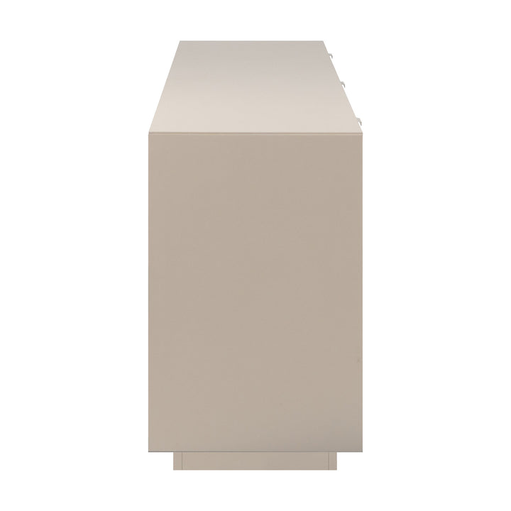 Sivas tv-benk i beige sett fra siden, viser glatt sidepanel og lav sokkel, mot lys bakgrunn.