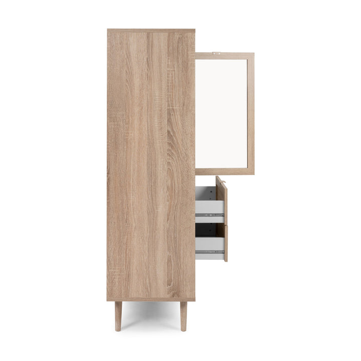 Bali highboard i lys eik sett fra siden med åpen glassdør og uttrukne skuffer