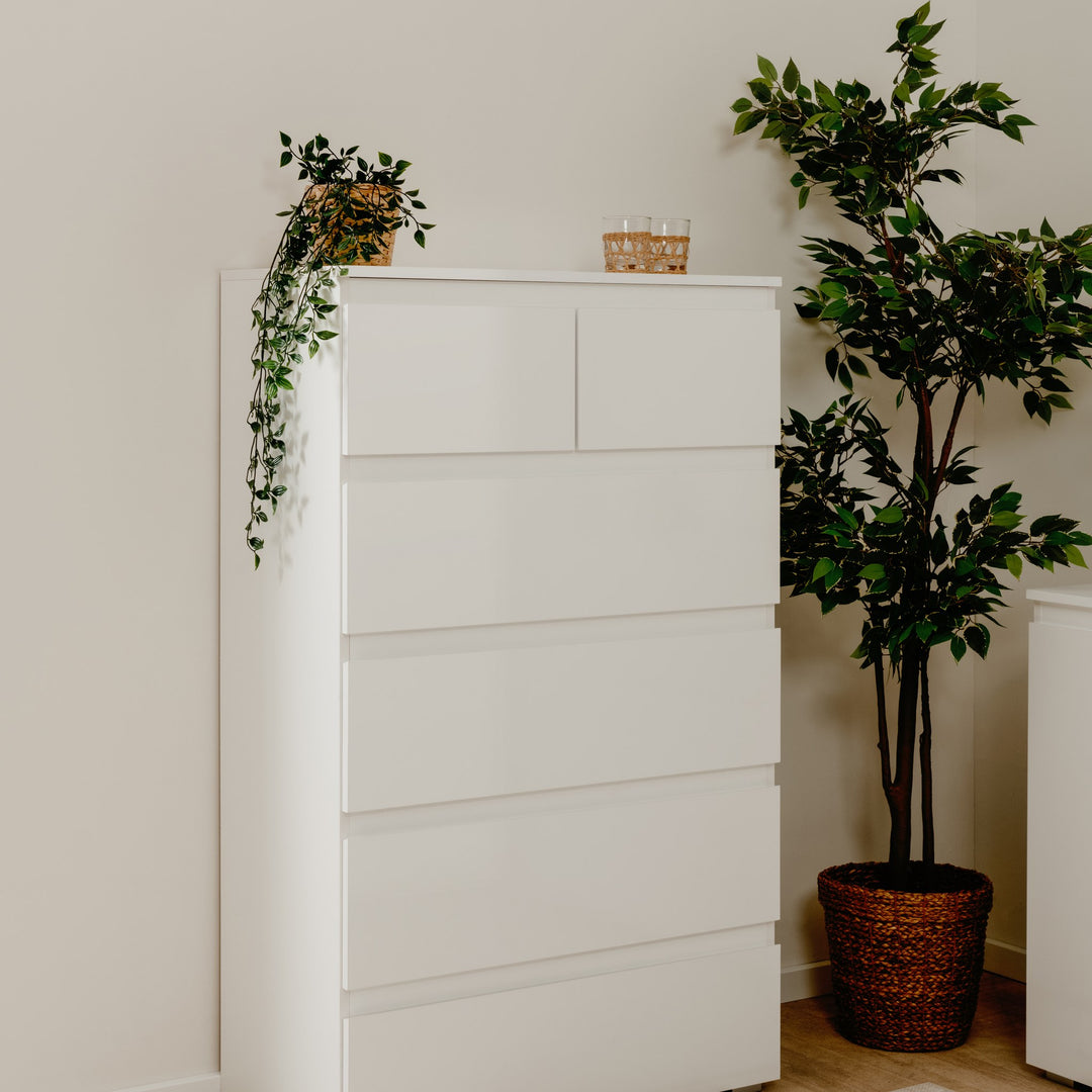 Capetown kommode i hvit, høy modell i rom med grønne planter og kurver