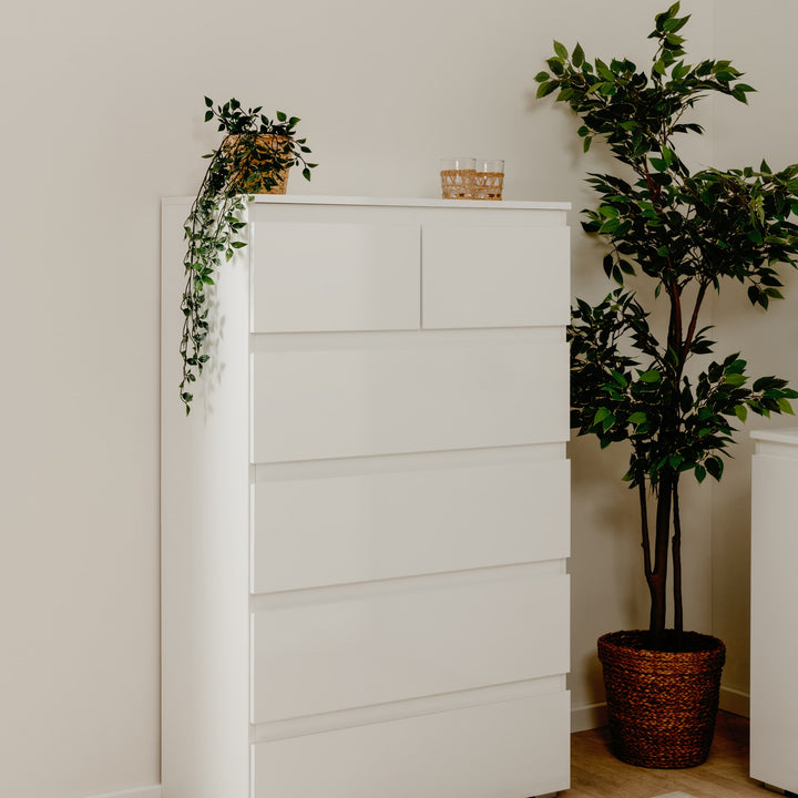 Capetown kommode i hvit, høy modell i rom med grønne planter og kurver