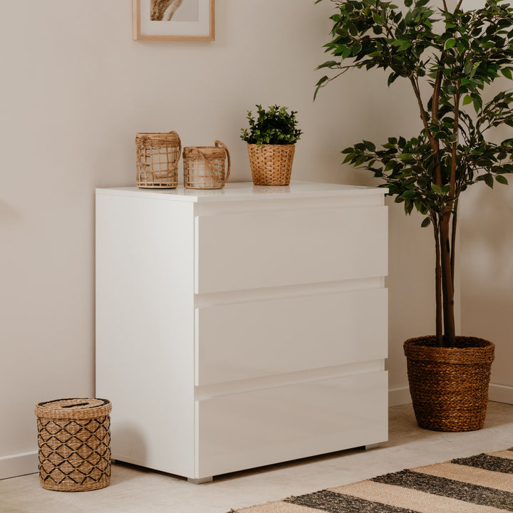 Capetown kommode i hvit, lav modell i rom med planter, kurver og stripeteppe