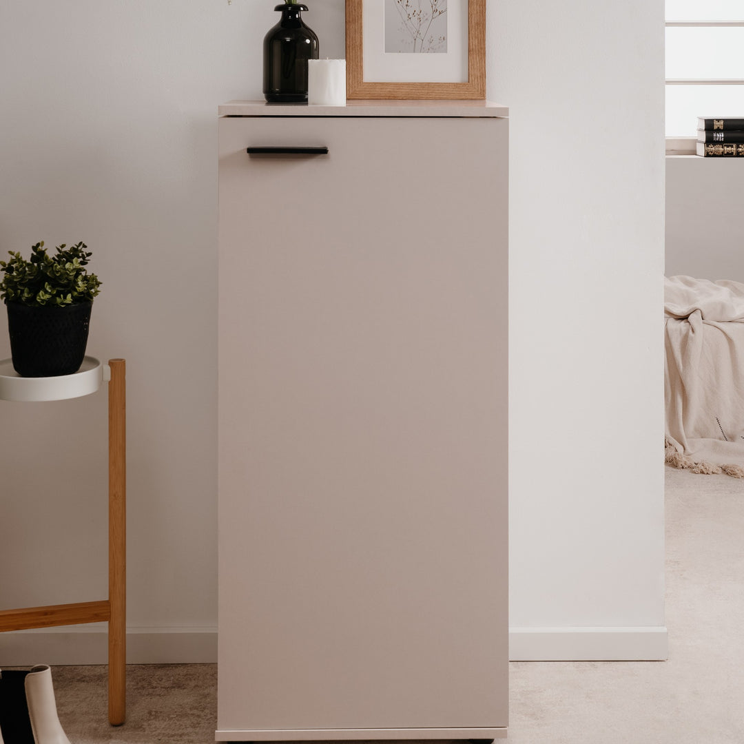 Satos skoskap i beige i lyst rom med vase og plante ved siden
