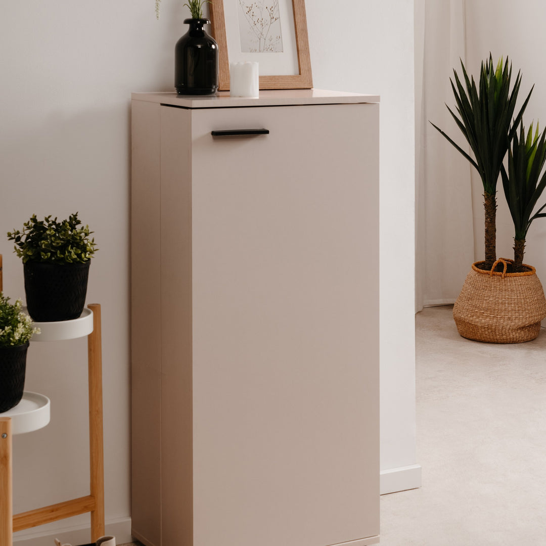 Satos skoskap i beige i entré med vase, grønne planter og kurv med palme