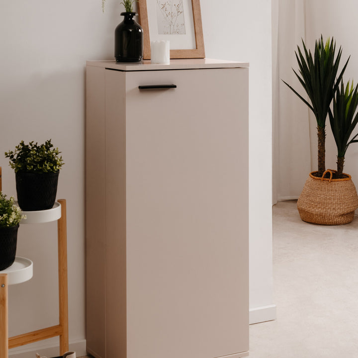 Satos skoskap i beige i entré med vase, grønne planter og kurv med palme