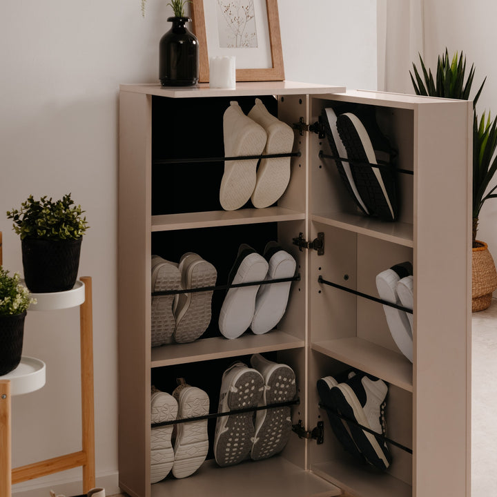 Satos skoskap i beige med åpne dører og skråhyller fulle av sko, i lyst rom med grønne planter