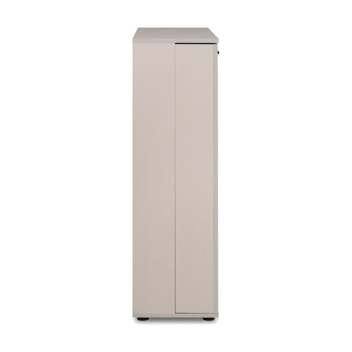 Satos skoskap i beige sett fra siden