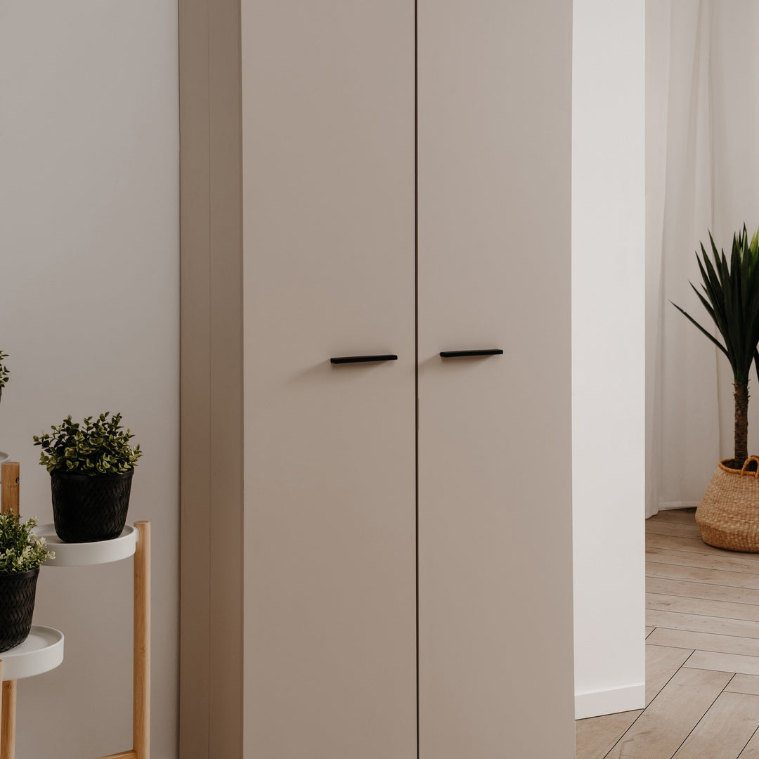 Satos høyt skoskap i beige i entré med grønne planter og palme