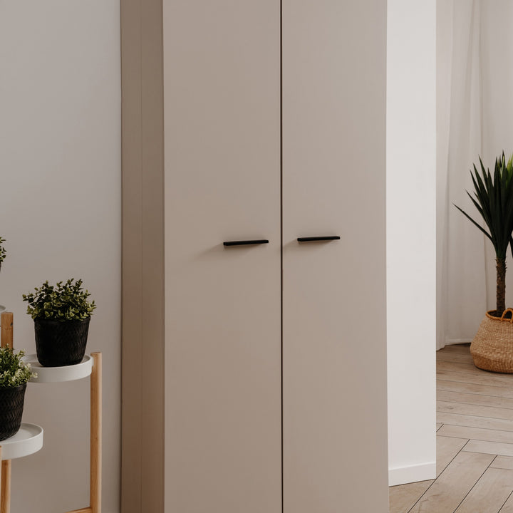 Satos høyt skoskap i beige i entré med grønne planter og palme