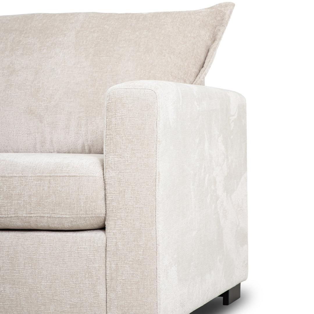 Arizona sofa i kremhvit chenille, nærbilde av armlene og ryggpute