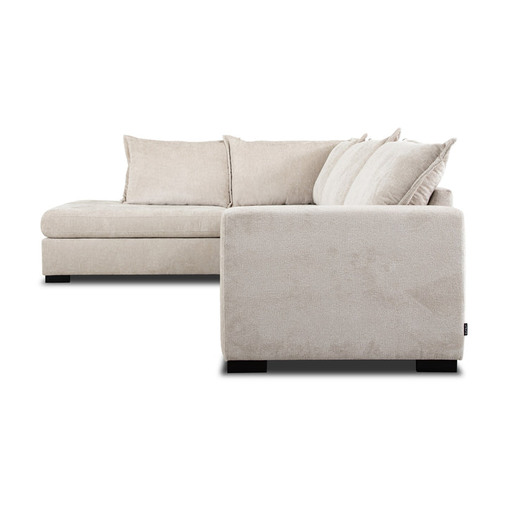 Arizona hjørnesofa i kremhvit chenille, sett fra siden med sjeselong