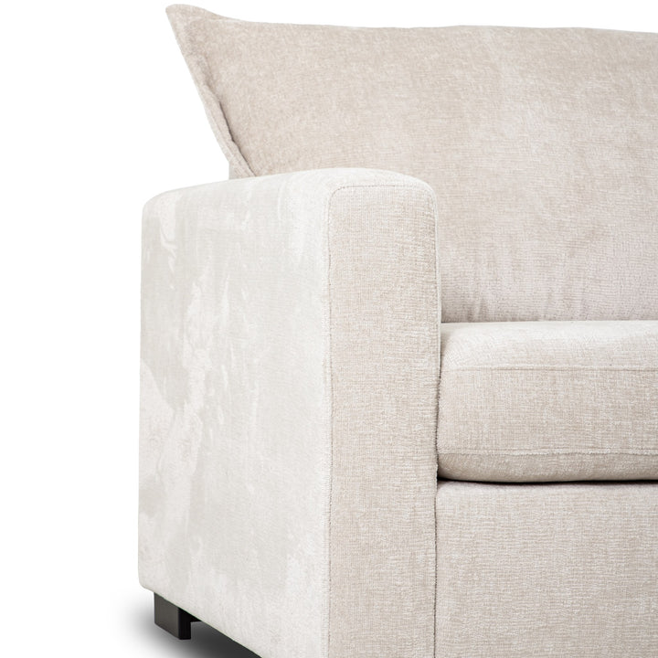 Arizona sofa i kremhvit chenille, nærbilde av armlene og seteputer
