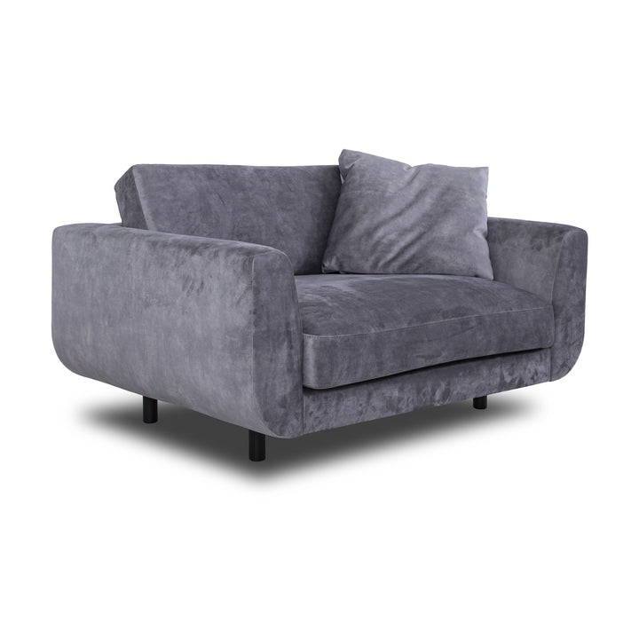 Lazy 1-seter sofa i grå velur med løs pute og sorte ben, sett skrått forfra