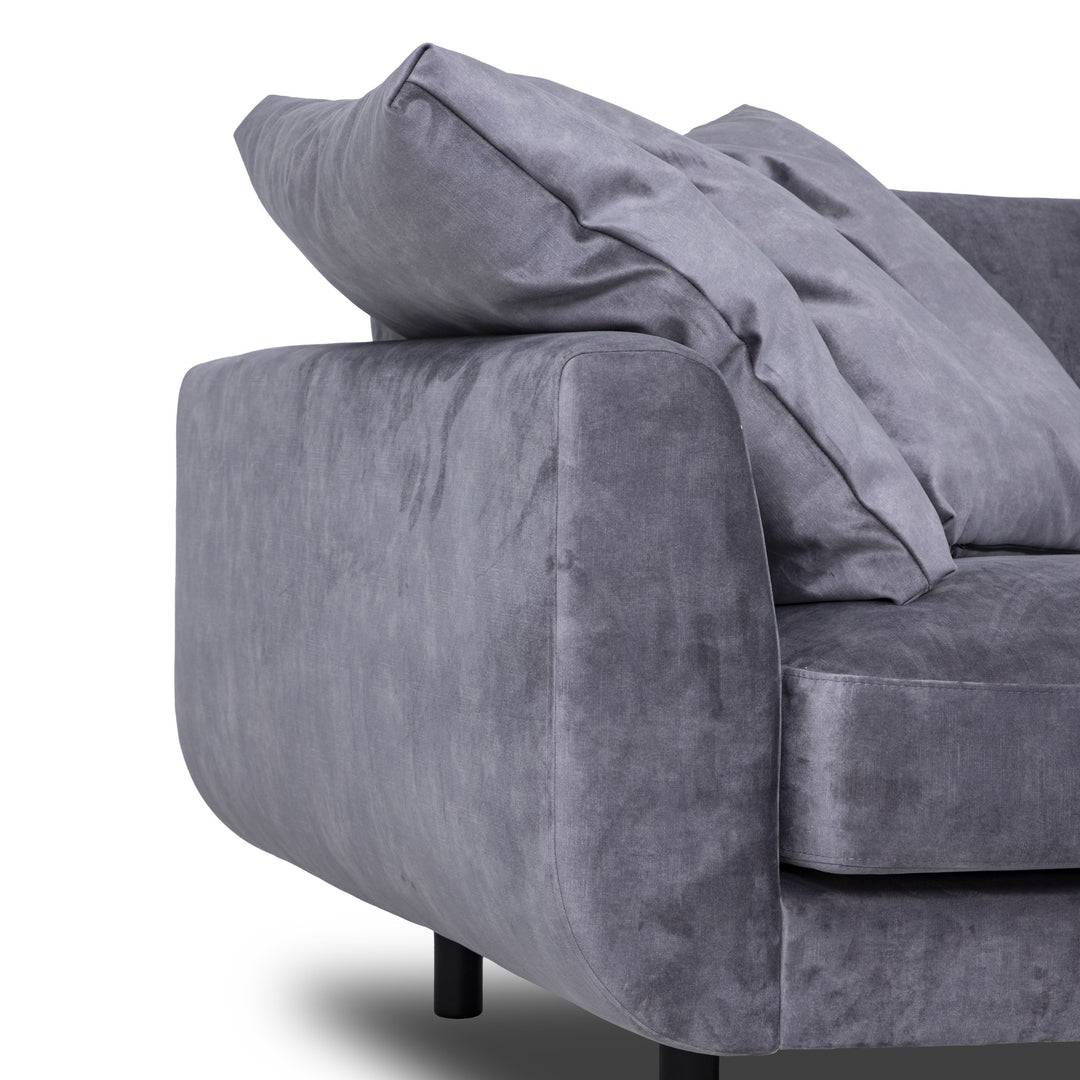 Lazy sofa i grå velur, nærbilde av armlene og setepute