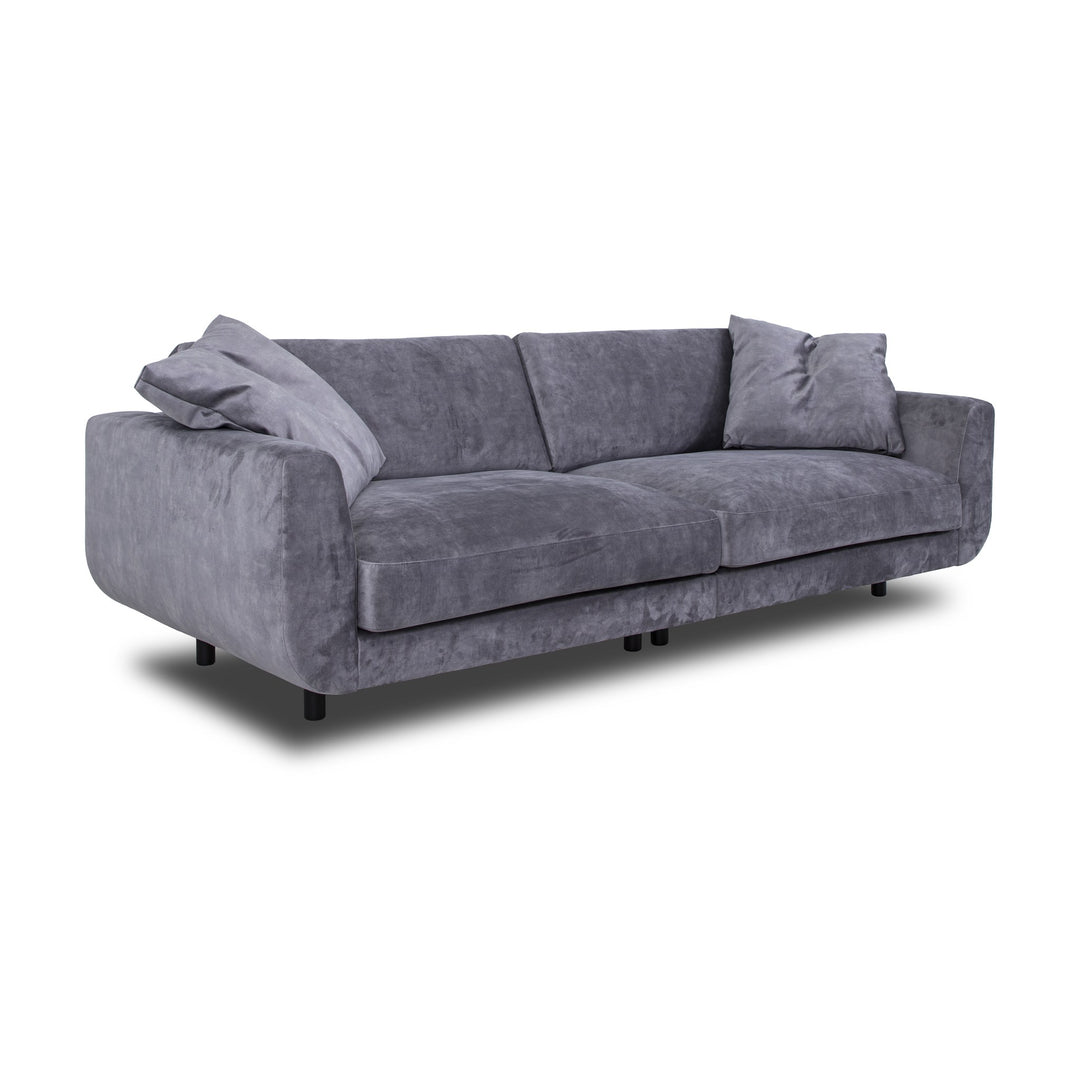 Lazy 3-seter sofa i grå velur med løse puter, sett skrått forfra