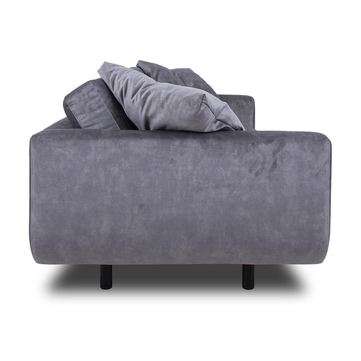 Lazy 3-seter sofa i grå velur, sett fra siden med løse puter