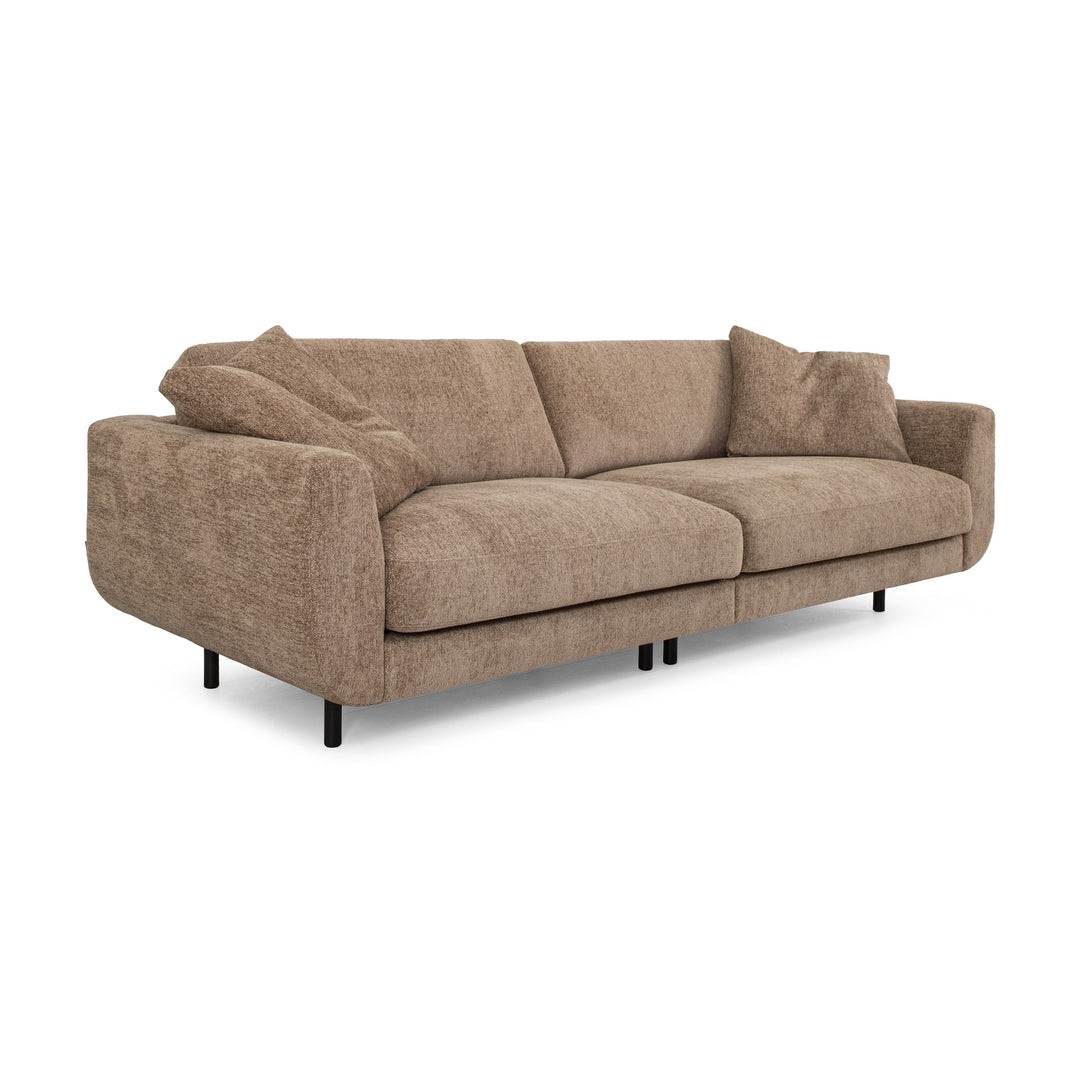 Lazy 3-seter sofa i lys brun chenille med løse puter, sett skrått forfra