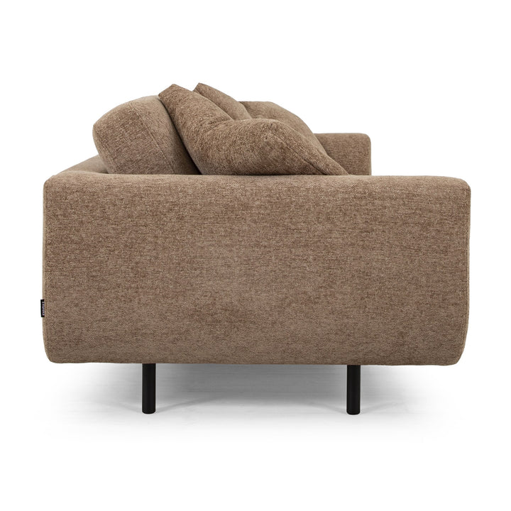 Lazy 3-seter sofa i lys brun chenille, sett fra siden med løse puter
