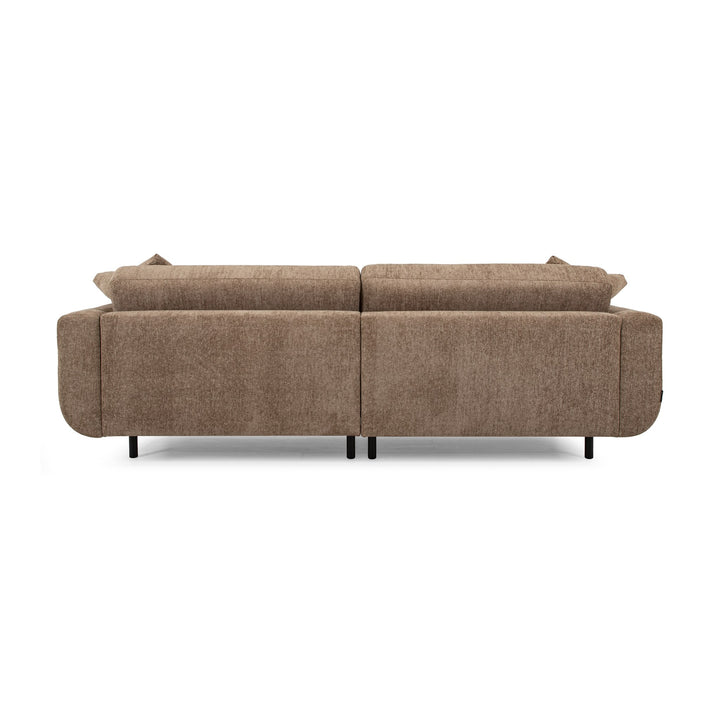 Lazy 3-seter sofa i lys brun chenille, sett bakfra med løse ryggputer