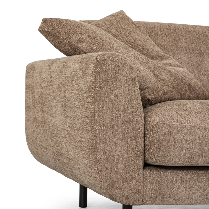 Lazy sofa i lys brun chenille, nærbilde av armlene og ryggpute