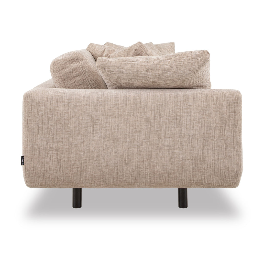 Lazy 3,5-seter sofa i sandfarget chenille, sett fra siden med løse puter