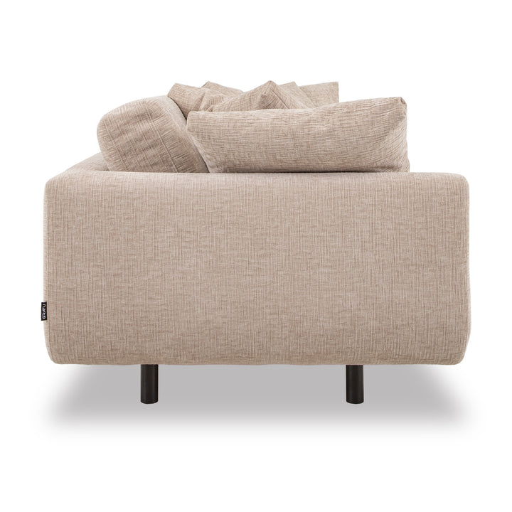 Lazy 3,5-seter sofa i sandfarget chenille, sett fra siden med løse puter