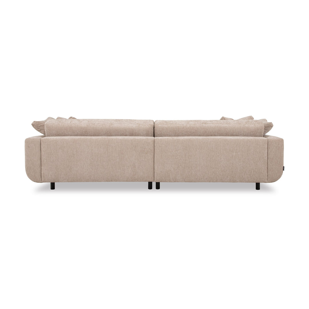 Lazy 3,5-seter sofa i sandfarget chenille, sett bakfra med løse ryggputer