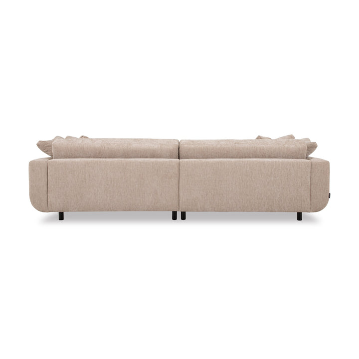 Lazy 3,5-seter sofa i sandfarget chenille, sett bakfra med løse ryggputer