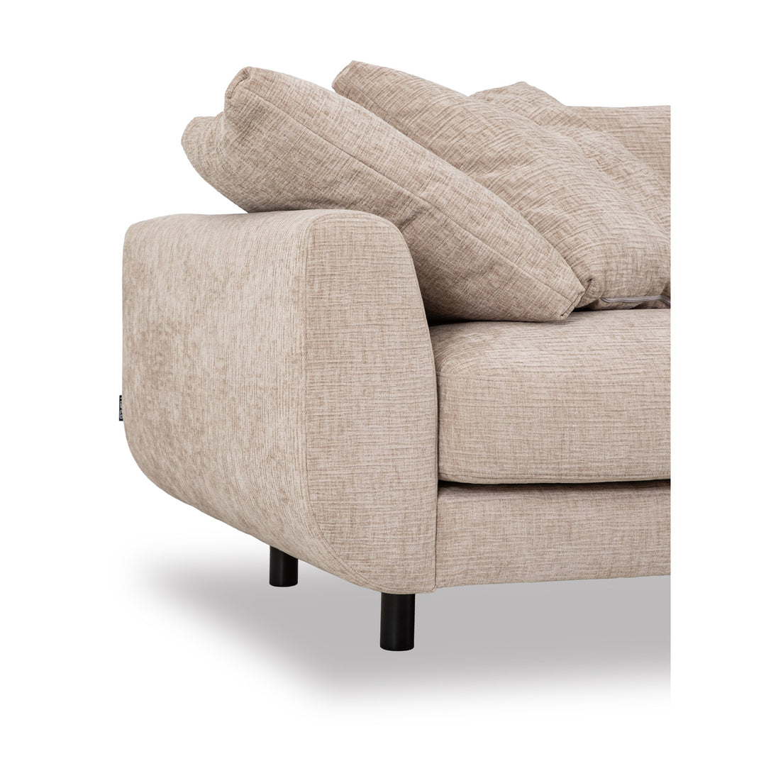 Lazy sofa i sandfarget chenille, nærbilde av armlene og ryggpute