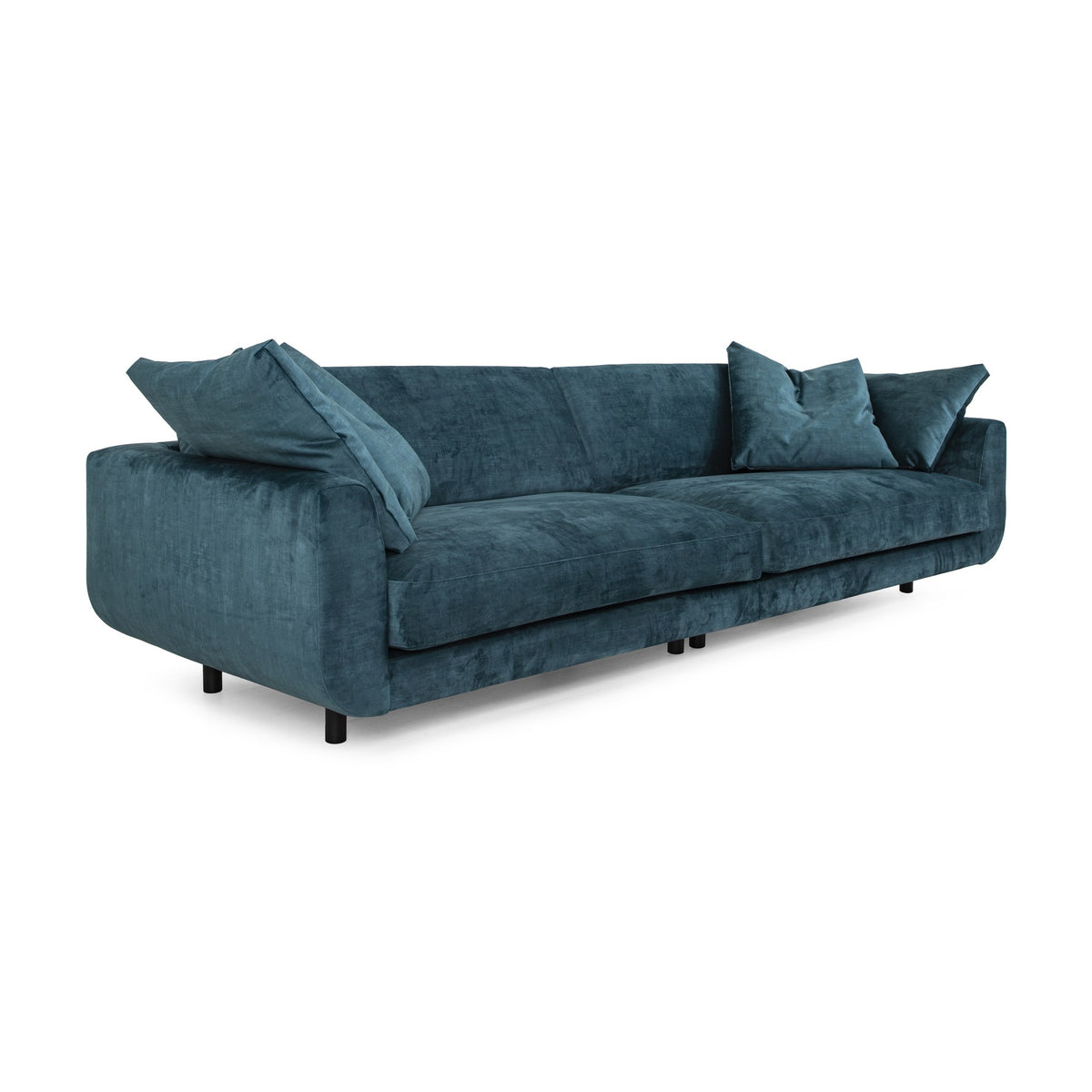 Lazy 3,5-seter sofa i petroleumsblå velur med løse puter, sett skrått forfra