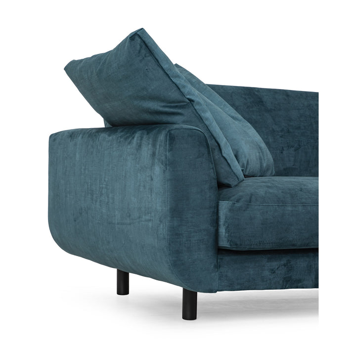 Lazy Sofa i blågrønn velur, nærbilde av armlene og ryggpute med svart ben