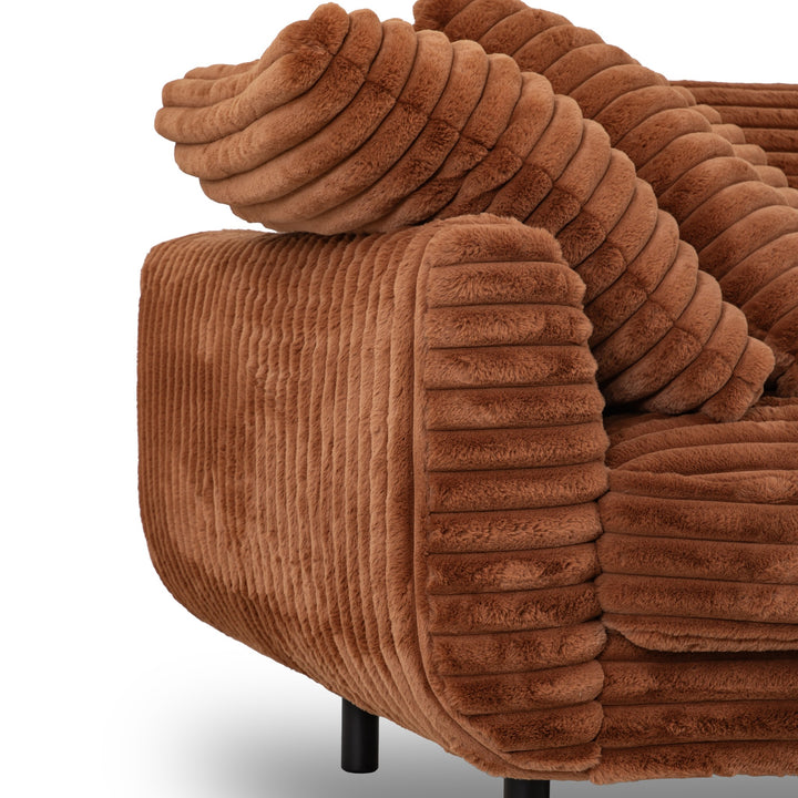 Lazy Sofa i rustbrun kordfløyel, nærbilde av armlene og ryggputer med svart ben