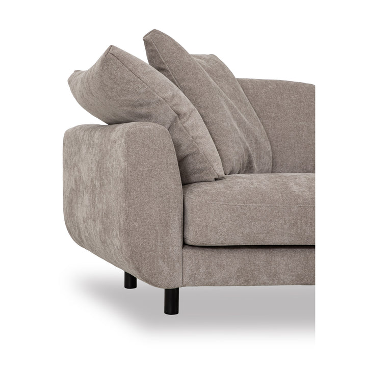 Lazy Sofa i gråbeige stoff, nærbilde av armlene og ryggputer med svart ben