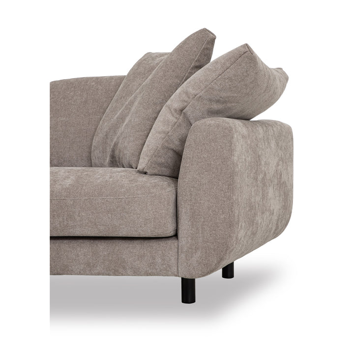 Lazy Sofa i gråbeige stoff, nærbilde av armlene og ryggputer med svart ben