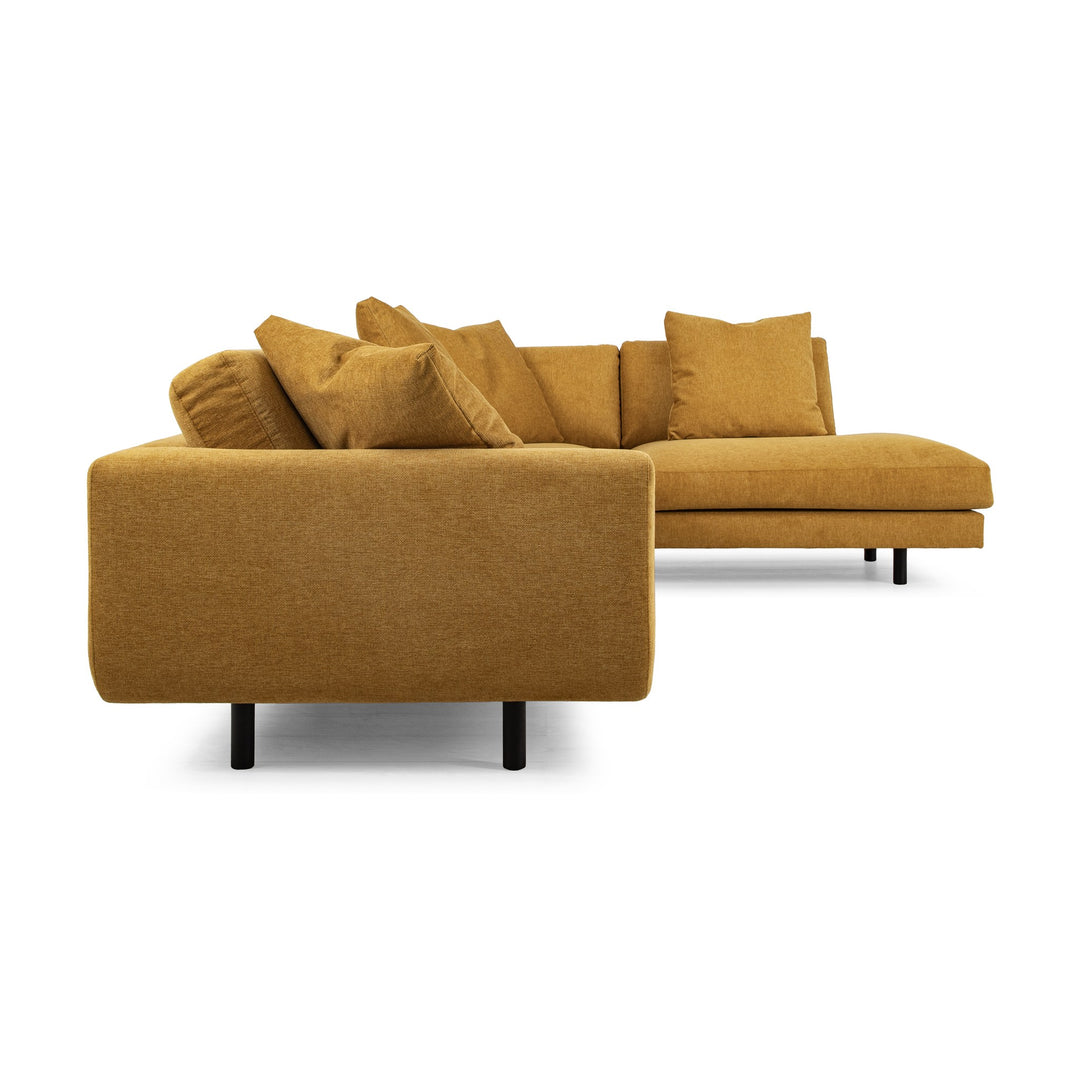 Lazy Sofa i okergul stoff sett fra siden, modulsofa med svarte ben
