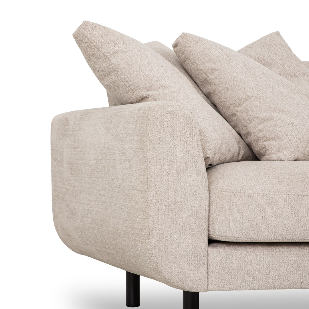 Lazy hjørnesofa i sandfarget chenille, nærbilde av armlene og ryggpute