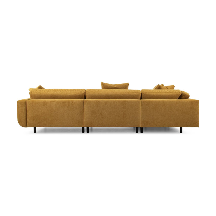 Lazy hjørnesofa i karrigul chenille, sett bakfra med løse ryggputer