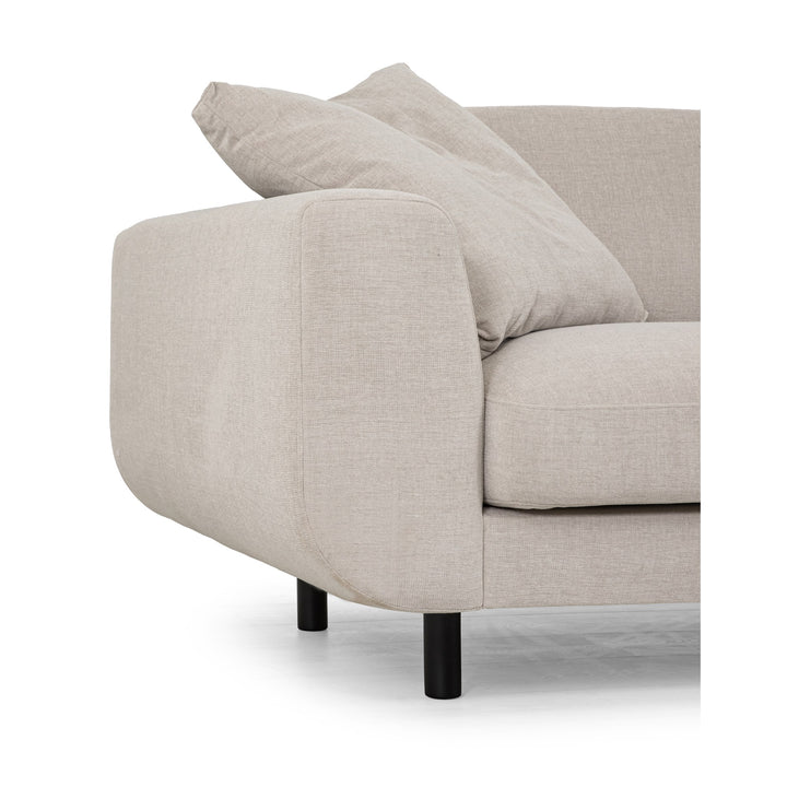 Lazy Sofa i kremhvitt stoff, nærbilde av armlene og ryggpute