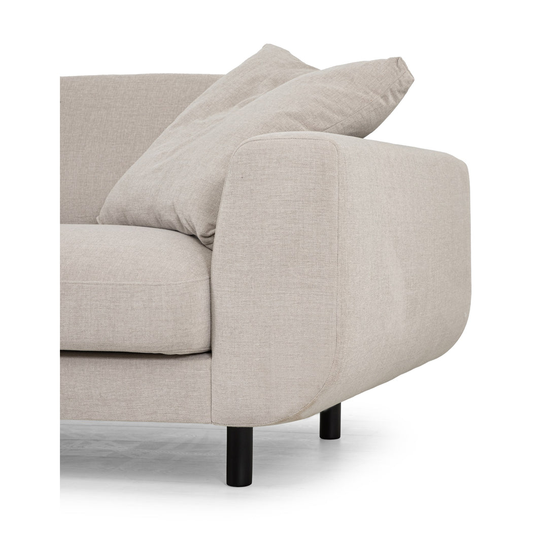 Lazy Sofa i kremhvitt stoff, nærbilde av armlene, ryggputer og svart ben