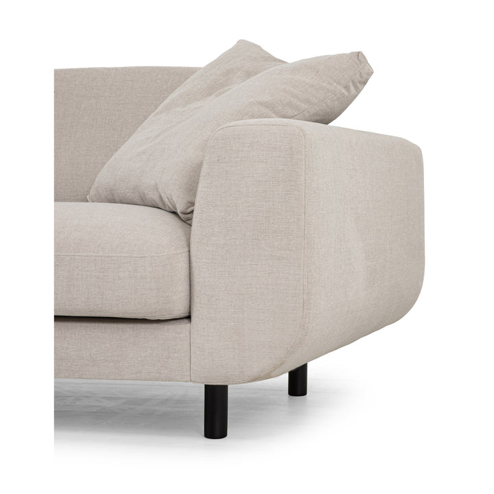 Lazy Sofa i kremhvitt stoff, nærbilde av armlene, ryggputer og svart ben