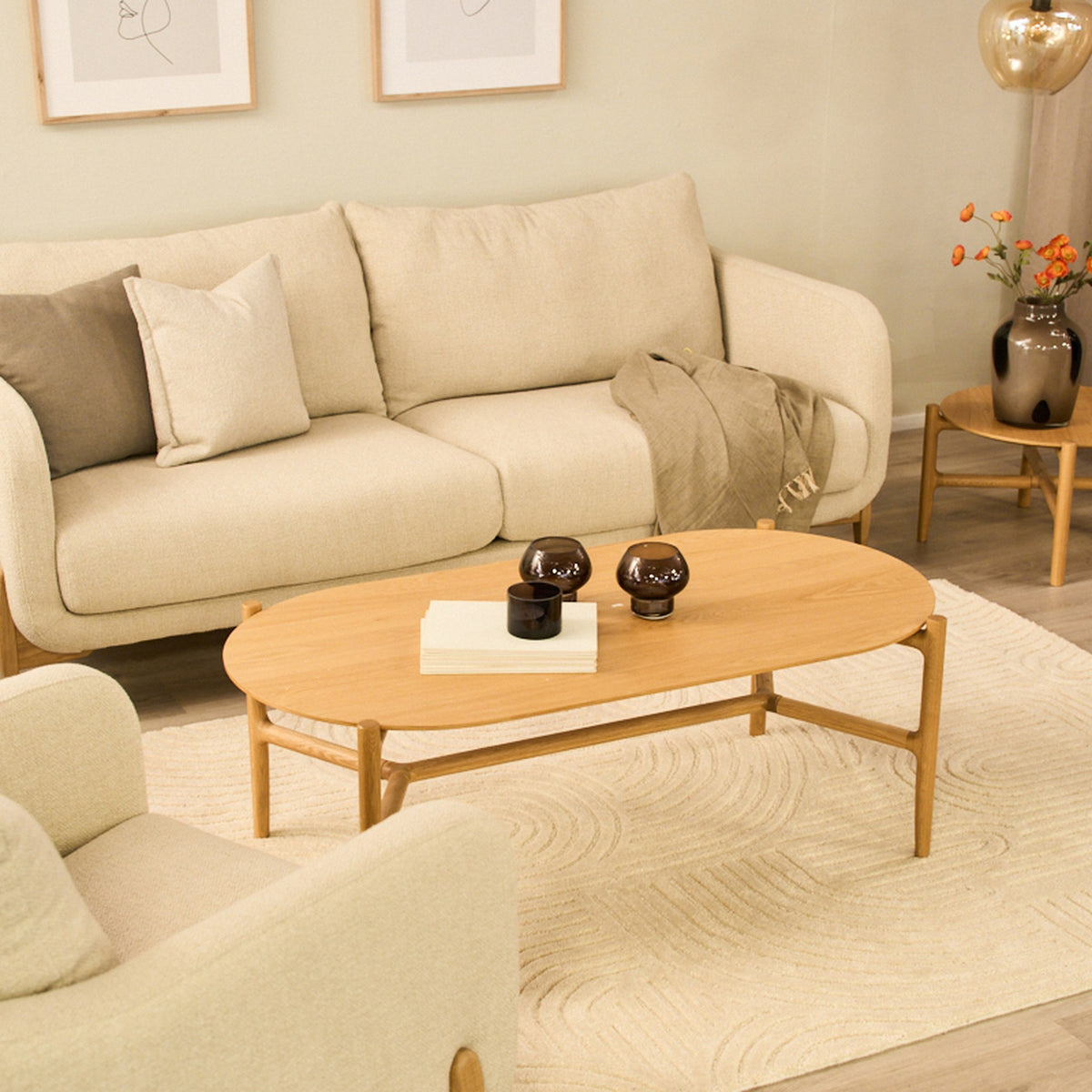Inhouse Lyngen teppe i hvit i stue med beige sofa og ovalt eikebord