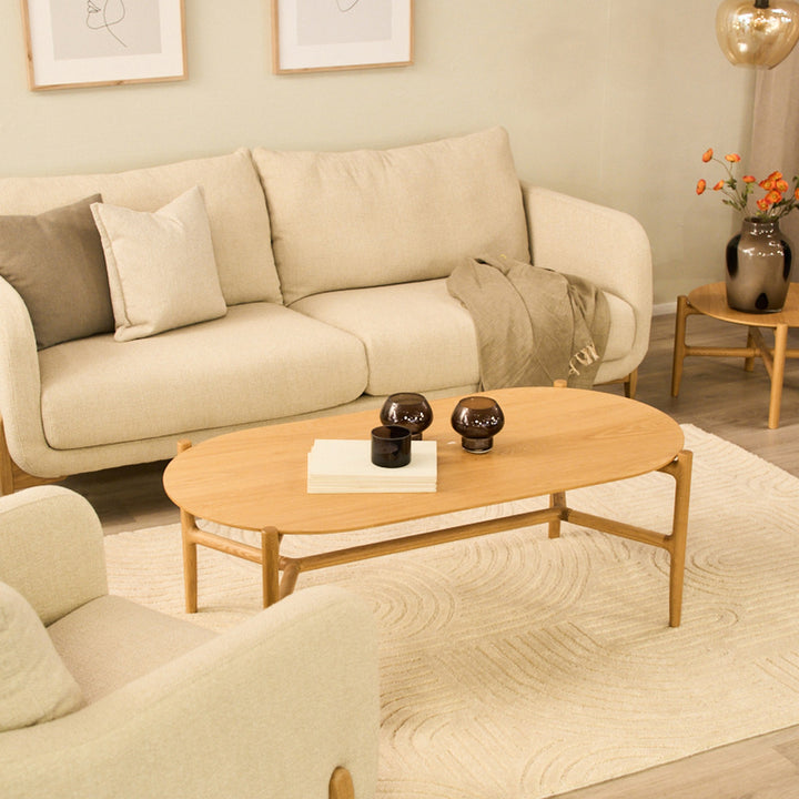 Inhouse Lyngen teppe i hvit i stue med beige sofa og ovalt eikebord