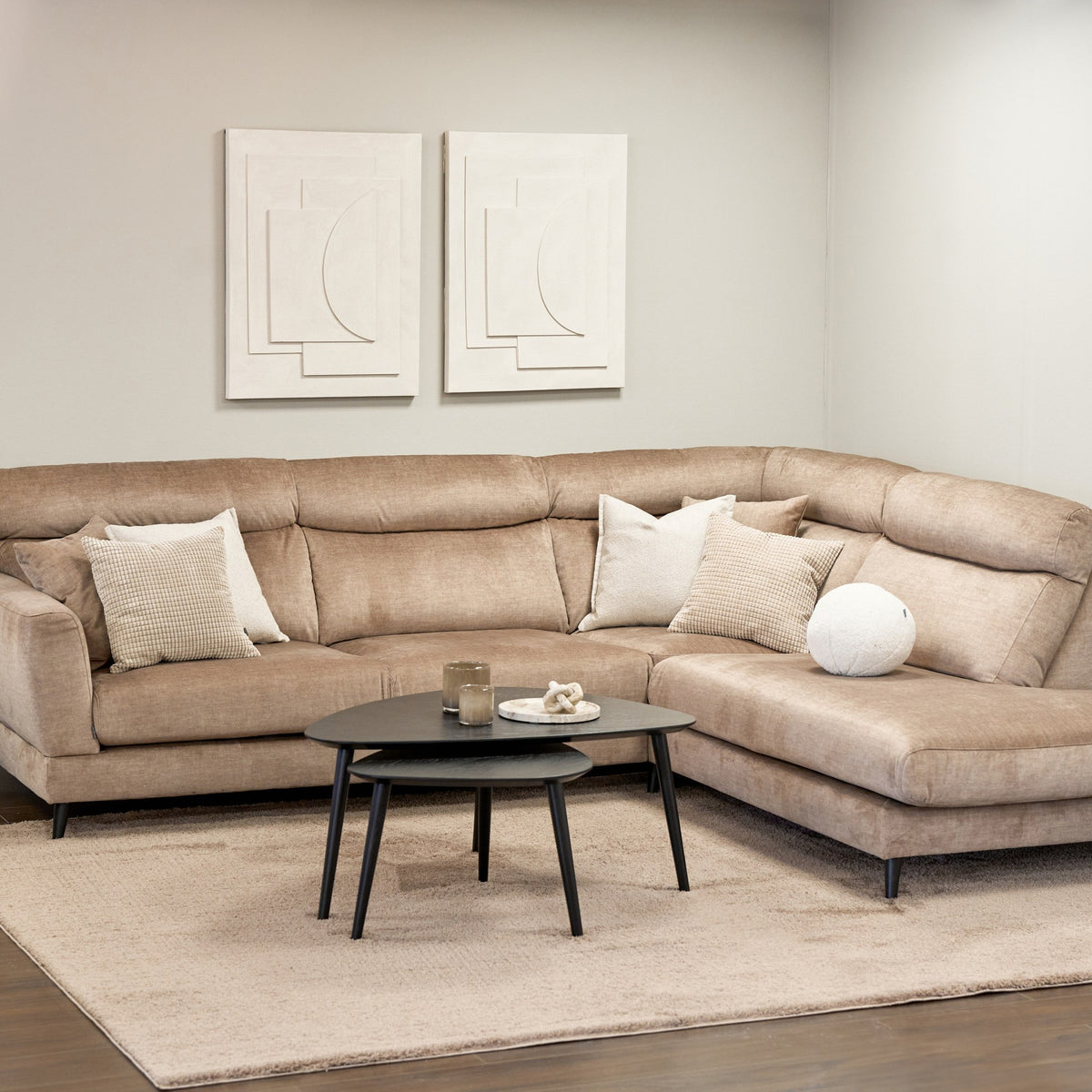 InHouse Soft teppe i beige, mykt lavlodden teppe under en beige hjørnesofa med sort rundt sofabord