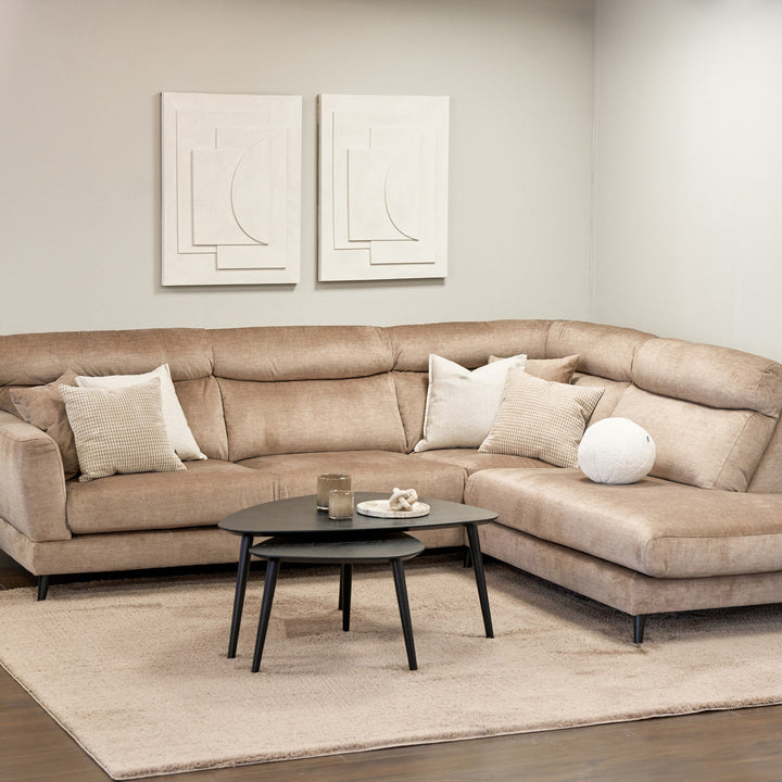 InHouse Soft teppe i beige, mykt lavlodden teppe under en beige hjørnesofa med sort rundt sofabord