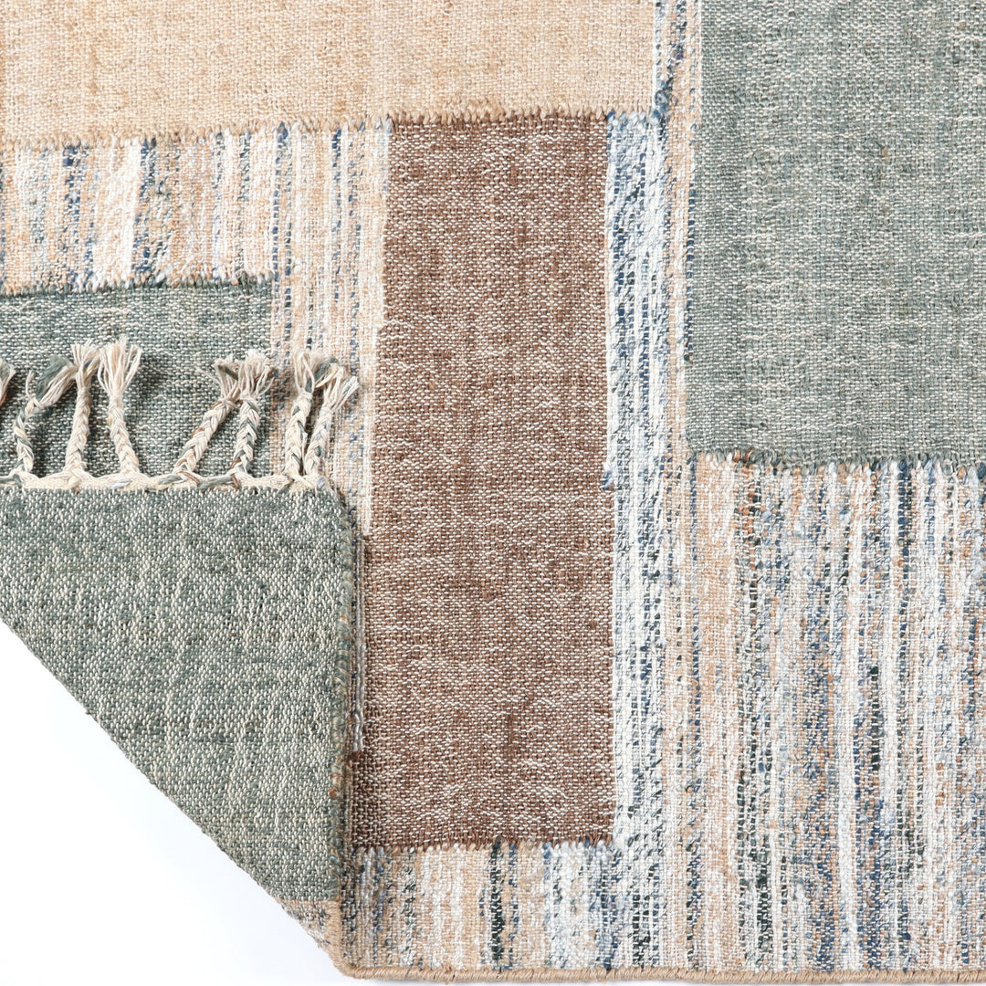 Inhouse Kudo teppe, flatvevd kelim i patchwork med salviegrønt, brunt og beige, med frynser